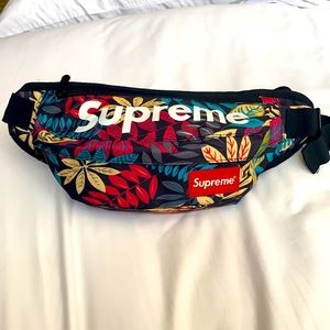 Supreme beltbag/crossbody. Measures 14x6”